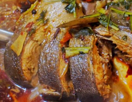 东北煮题铁锅炖鱼
