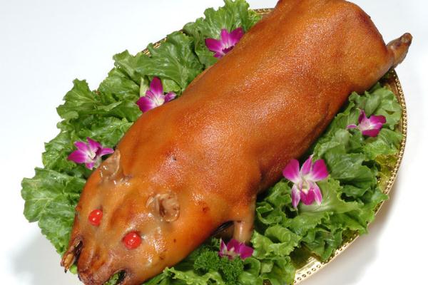  Zhai Shusan Joins in Roast Suckling Pig