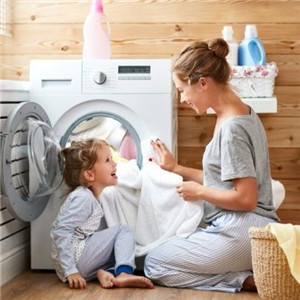  Mom washes clothes