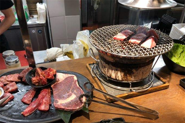 九两肉炭火烤肉加盟