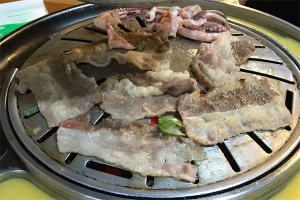 九两肉炭火烤肉加盟