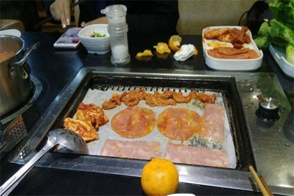 名家自助烤肉加盟
