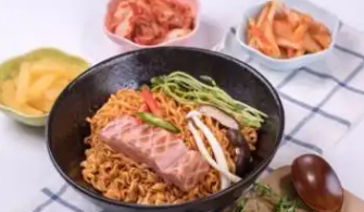 小晴天泡面小食堂加盟