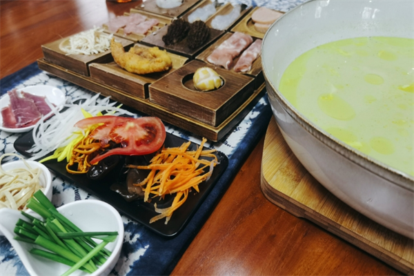 馨隆酸菜鱼米线加盟