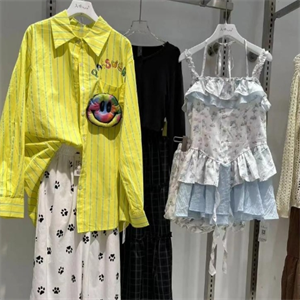 入卡服裝